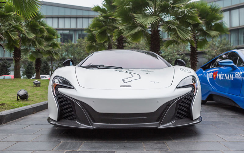 Dàn siêu xe Car & Passion bị bủa vây trên đường phố Hà Nội